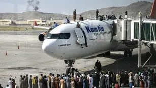 Desesperación y huida en el aeropuerto de Kabul, Afganistán