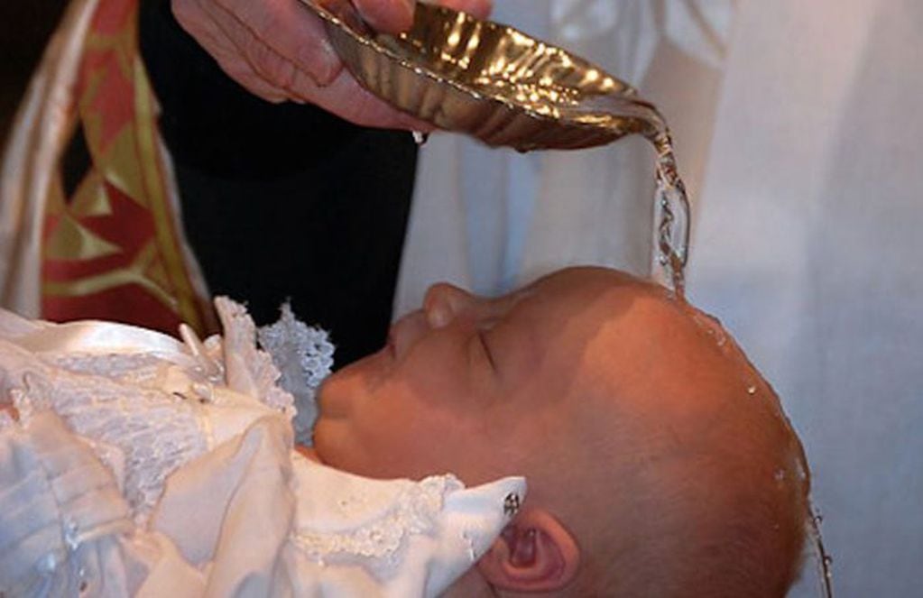 Un sacerdote se equivocó en el rito de bautismo y miles de fieles deberán volver a realizarlo años después.