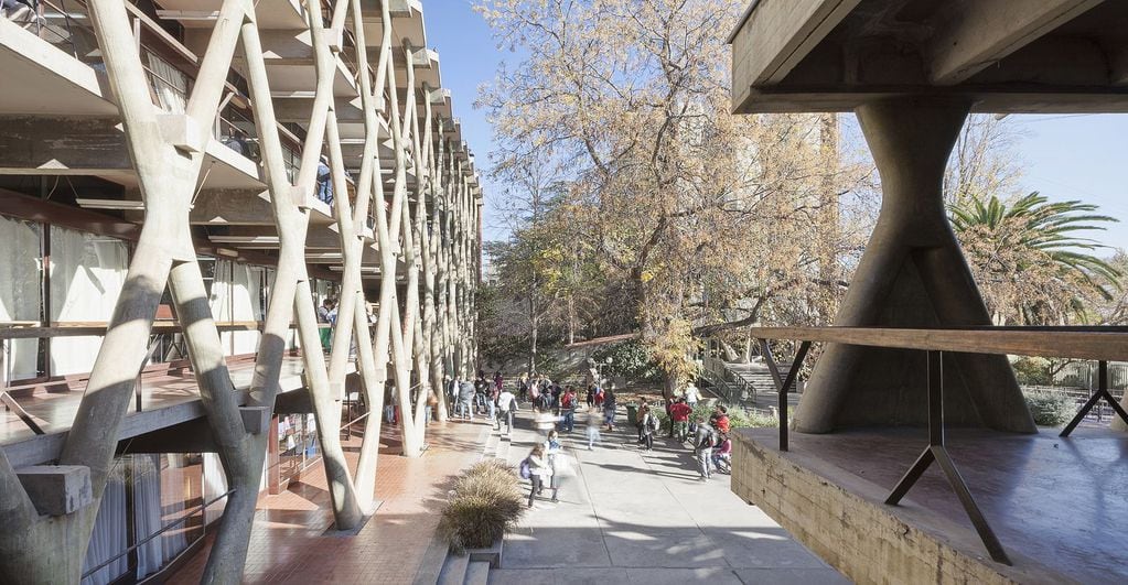 La Facultad de Arquitectura y Urbanismo de la Universidad de Mendoza proyectada por Enrico Tedeschi en 1962