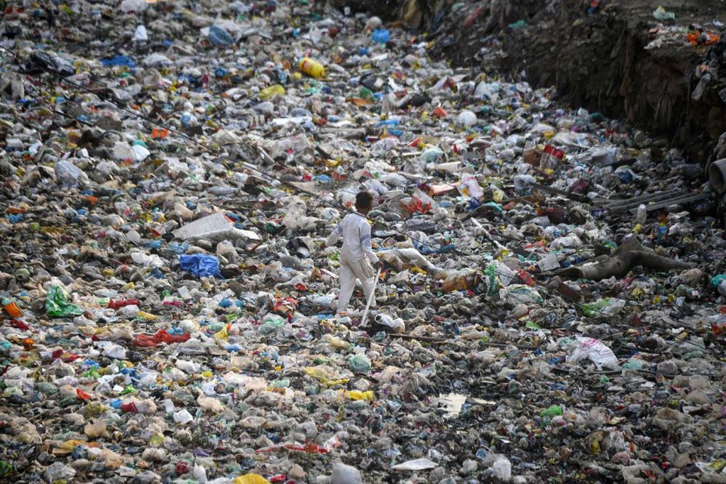 Un océano de plástico ha crecido por la contaminación. 