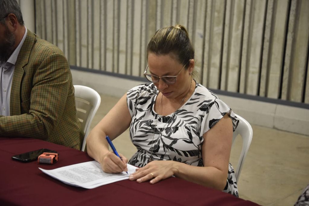 Beatriz Martínez, subsecretaria de Gestión y Modernización del Estado firmó esta tarde el acuerdo salarial con el gremio docente.