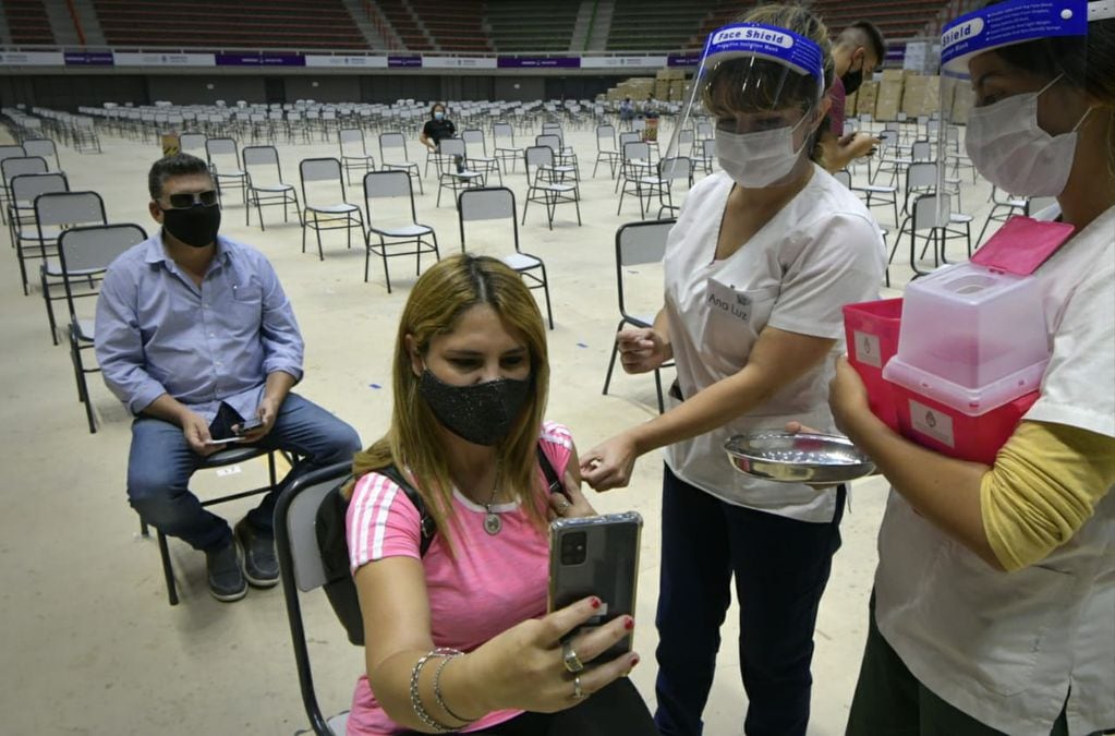 Vacunación al personal de salud mayor de 40 años en el Aconcagua Arena - 