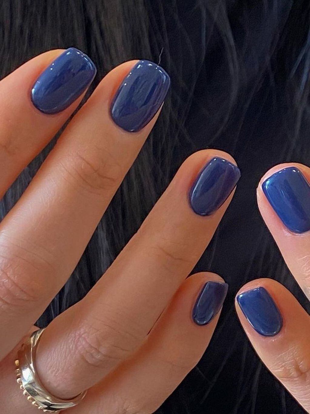 Se cree que este azul marino será uno de los tonos de esmalte más pedidos del otoño.