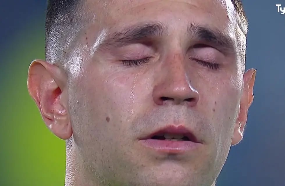 El arquero de la Selección Argentina, Emiliano Martínez, lloró durante el himno.