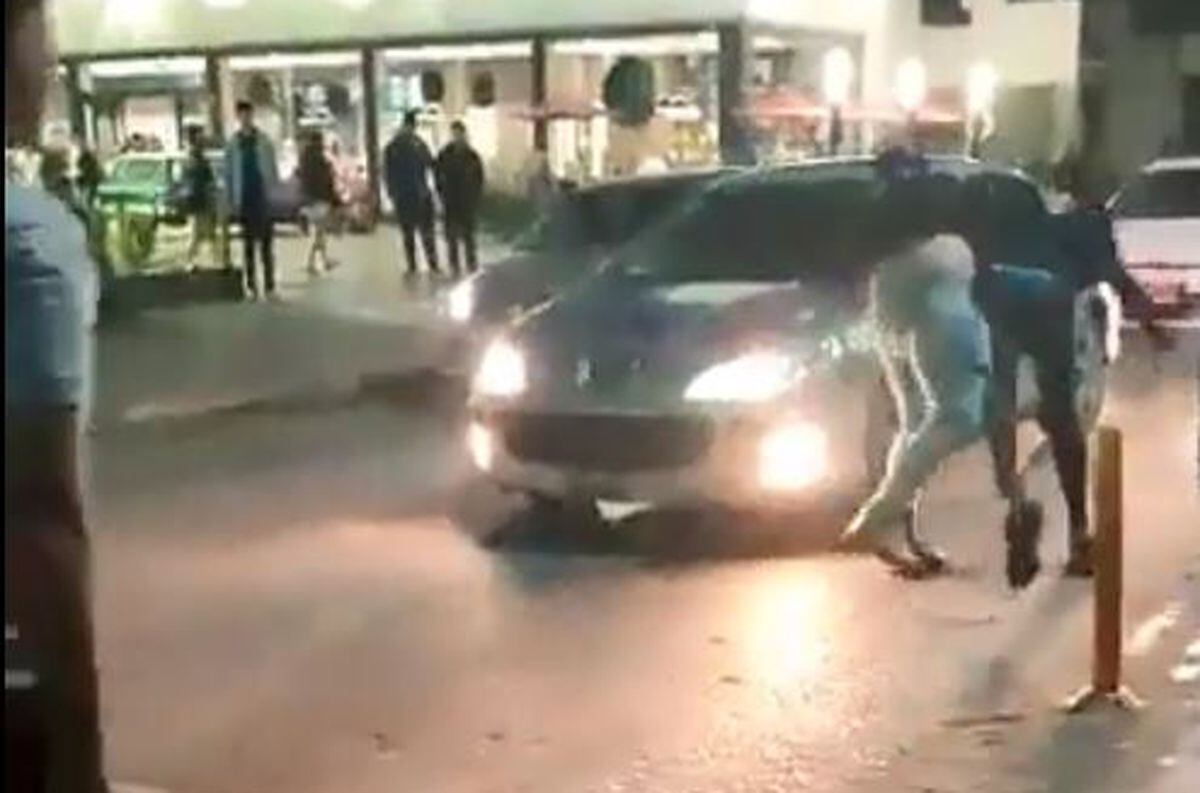 Una violenta disputa protagonizaron dos personas a la salida de un local bailable en Bahía Blanca, Buenos Aires. Fue captada en video y difundida rápidamente, un conductor intentó intervenir y los amenazó con una pistola.