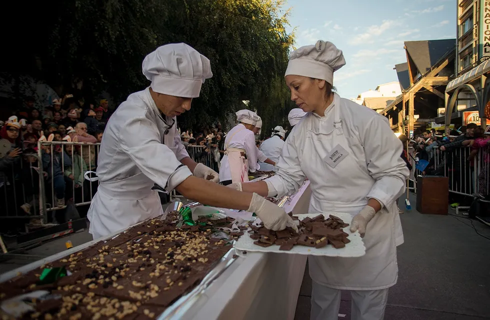 En Bariloche elaboraron la barra de chocolate más larga del mundo y causaron furor entre los turistas. / Foto: Gentileza / Diario Río Negro