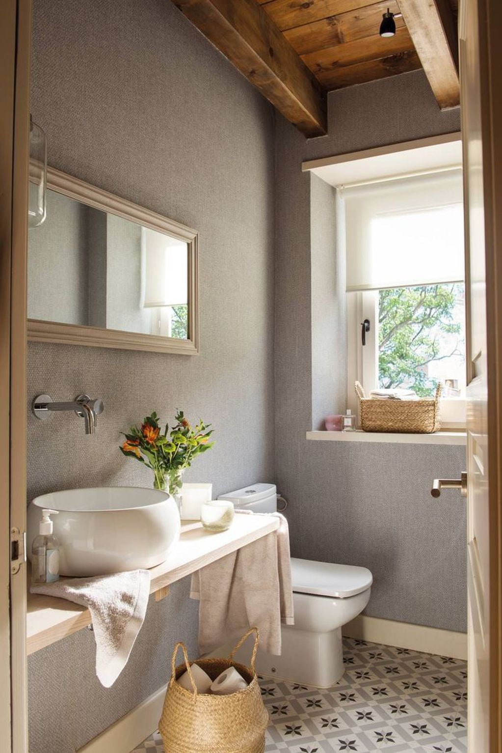 Elementos decorativos para transformar tu baño por completo en un espacio de relajación y paz.