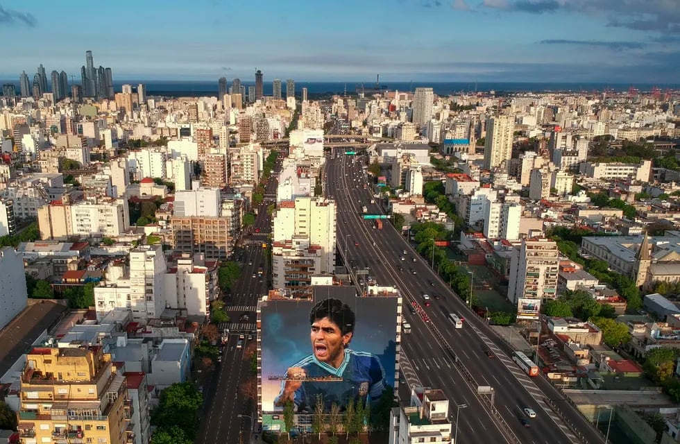 Diego Maradona cumpliría 62 años este domingo 30 de octubre y en su homenaje inauguran 2 murales gigantes en Buenos Aires. Martín Ron pintó este mural en Constitución. Foto EFE