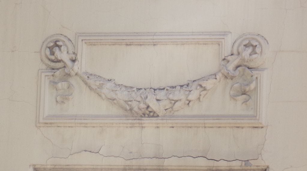 Algunos de los elementos ornamentales arquitectónicos presentes en las cazas chorizo: guirnaldas, capitel compuesto  y festón (fotos de la autora).