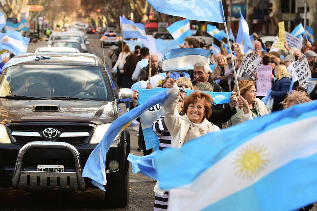 Banderazo de manifestantes en Mendoza. Foto: Mariana Villa/ Los Andes