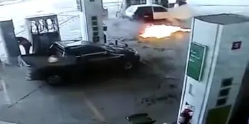 Video: se prendió fuego un bidón de nafta en una estación de servicio y casi se desató una tragedia