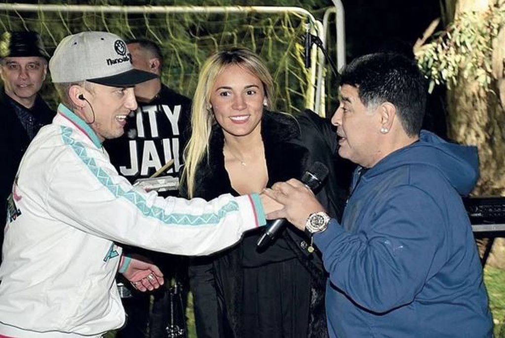 Diego Maradona, a puro baile con "El Polaco".