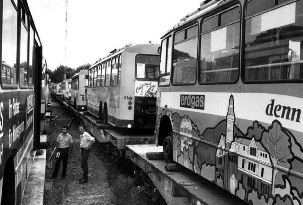 
    Trenes y troles. Ya no están, pero los 78 vehículos sorprendieron al llegar a Mendoza en 1989. - Archivo Los Andes
   
