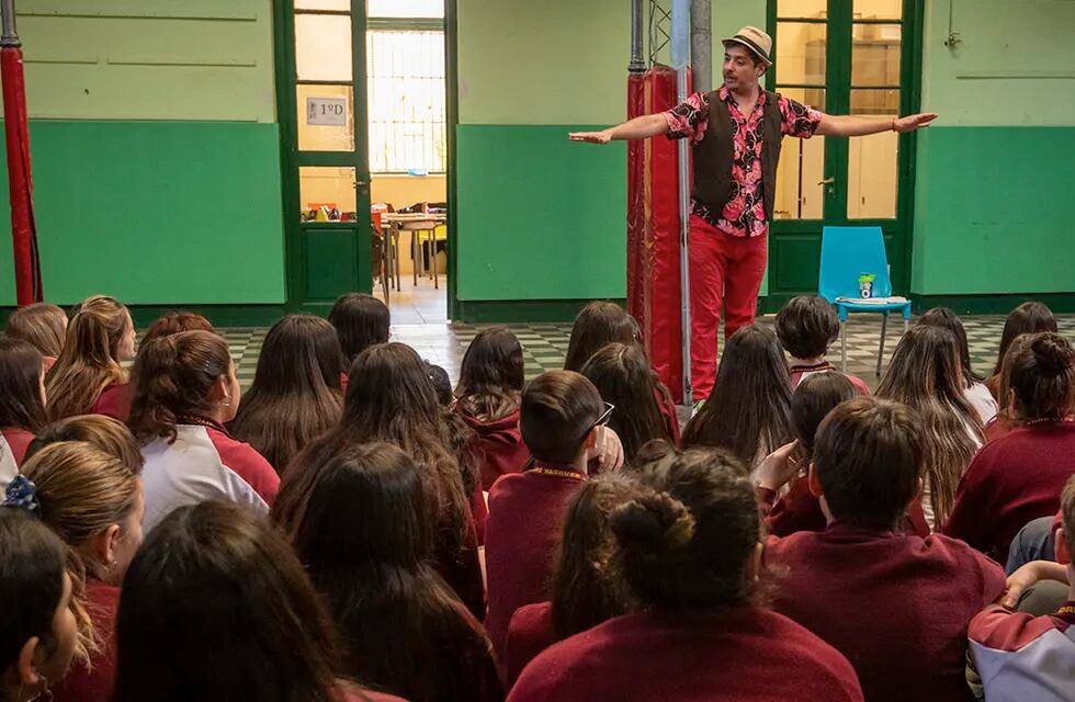 Cristian De Carlo, actor, director y dramaturgo, recorrió el año pasado las escuelas de la provincia con su personaje El Aedo.
 
Foto: Ignacio Blanco / Los Andes