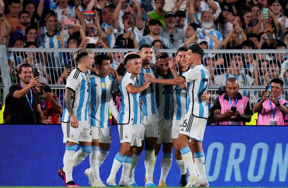 Todo Argentina celebra con Thiago Almada el gol del triunfo ante Panamá en el Monumental. (AP)
