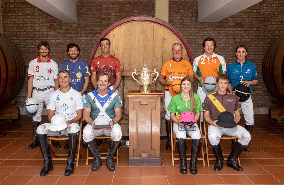Los capitanes de los equipos que compiten en el Campeonato Argentino del Interior de Polo, durante la foto oficial en Bodegas López.