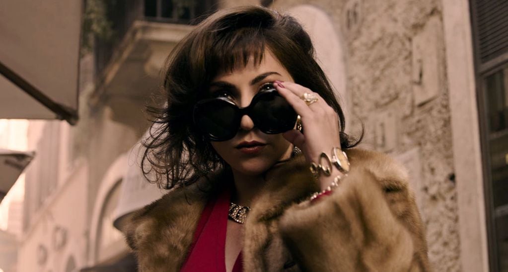 Fría y elegante, Patrizia Reggiani detrás de la actuación de Lady Gaga ha dejado sorprendidos a los críticos. Y no sólo se trata de su segundo largometraje.