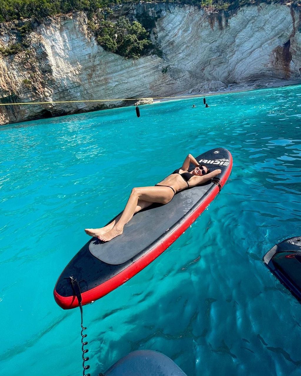 Demi Moore coquetea desde el mar de Grecia con distintos diseños de bikini