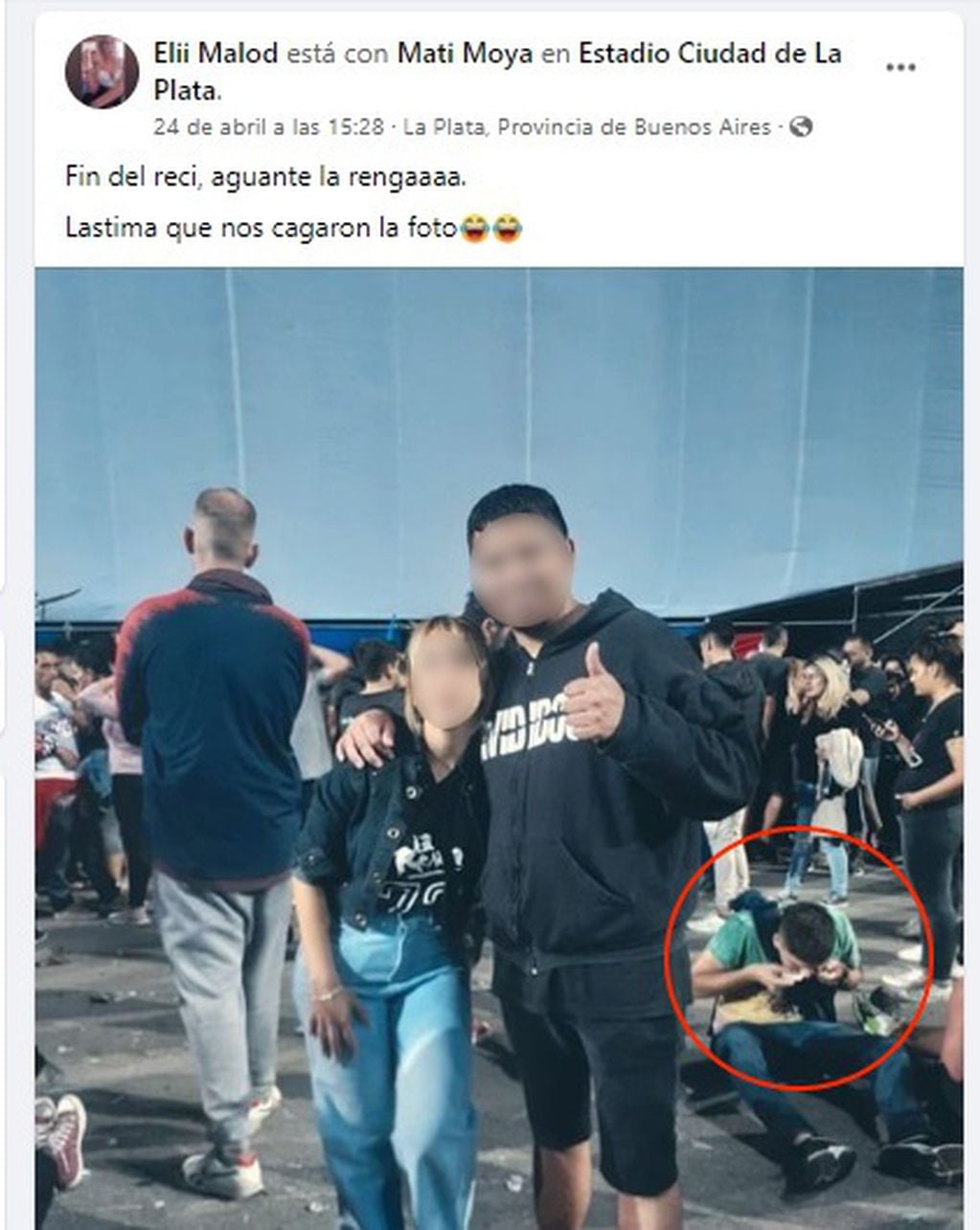 Una pareja se sacó una foto luego de un recital de La Renga y la subieron a Facebook sin notar una persona que sale atrás y arruina la imagen