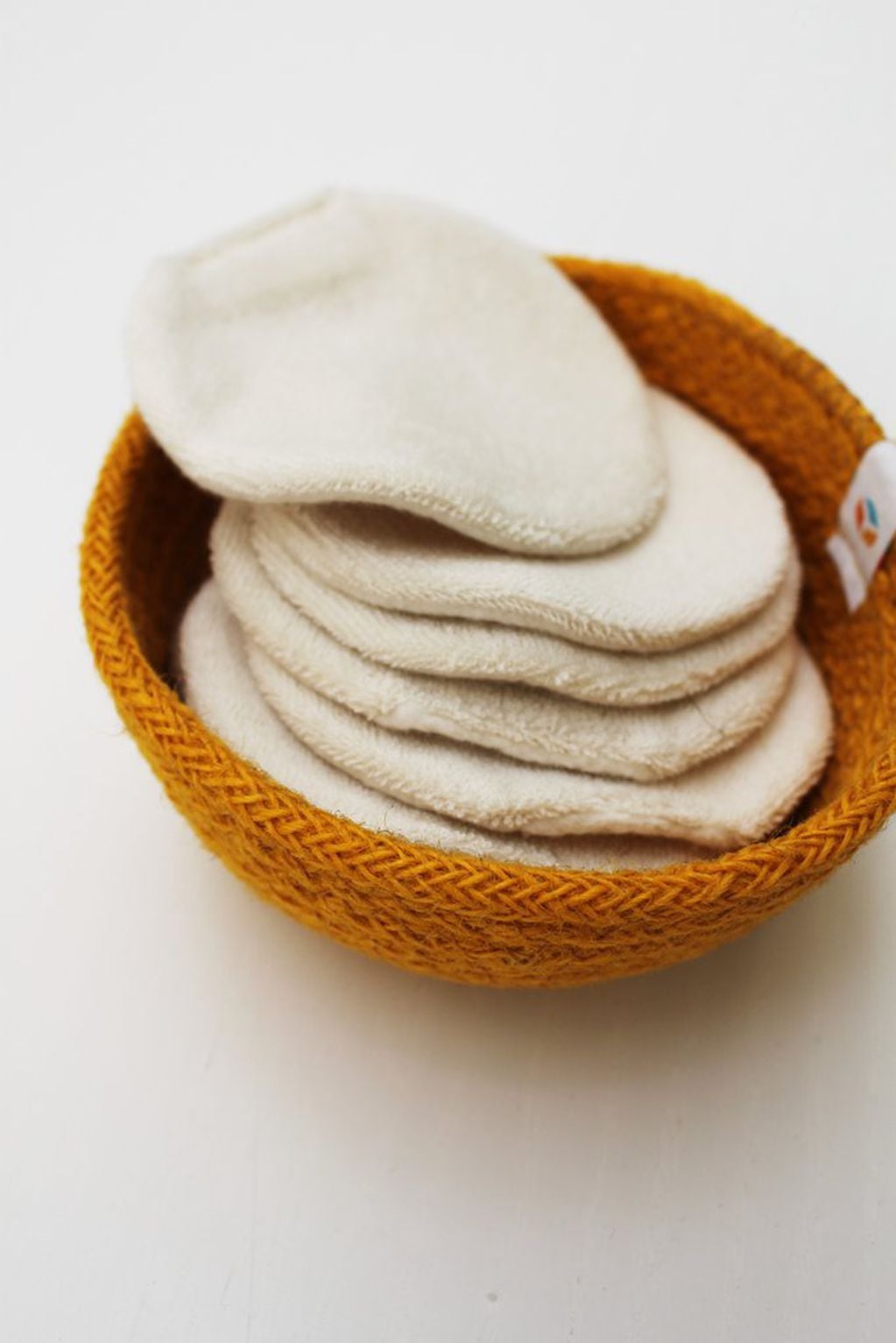 Los discos desmaquillantes son reemplazados por discos de toalla en algodón o tejidos en hilo orgánicos. Productos que se lavan y reutilizan a diario.