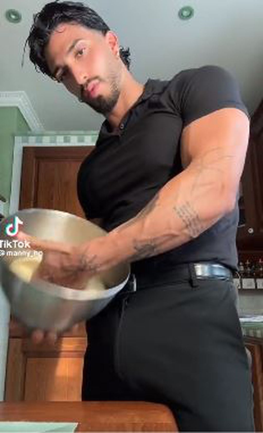 Galia Moldavsky hizo viral el video de un hombre cocinando con mucha pasión.