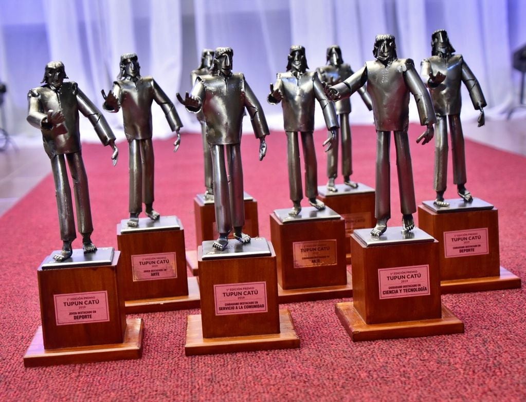 Las estatuillas de los tradicionales premios que se otorgan a personalidades de Tupungato.
