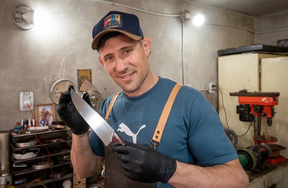 Agustin Peppi Scopel es forjador de cuchillos y participó de la quinta temporada de "Desafío Sobre Fuego". Foto: Ignacio Blanco / Los Andes