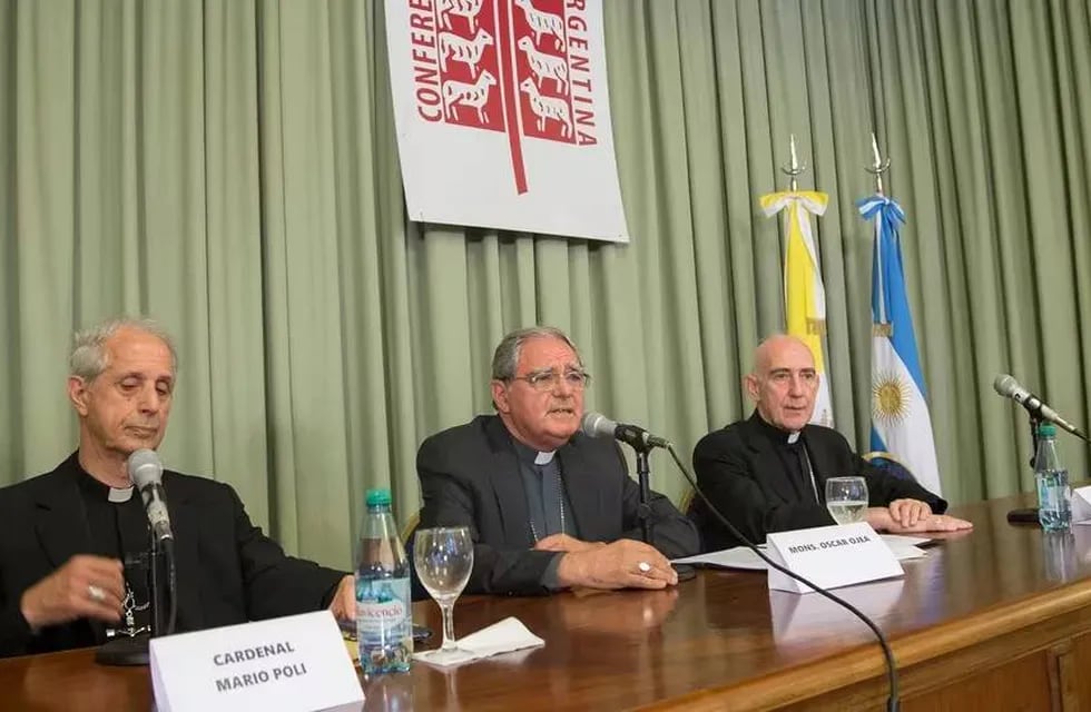 En el medio, el presidente de la Conferencia Episcopal Argentina, monseñor Oscar Ojea.