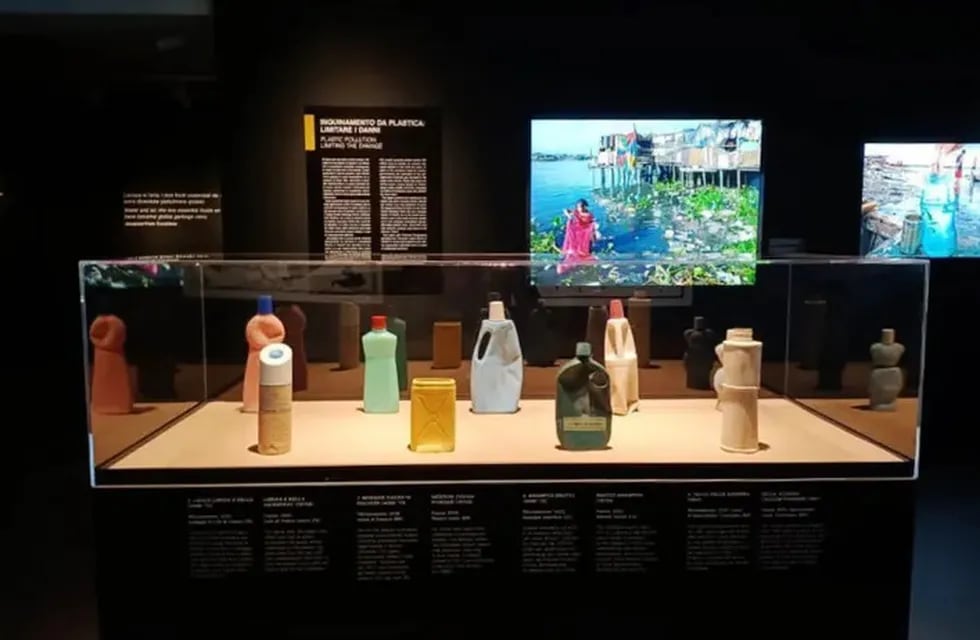 Artículos de la colección Archeoplastica en exhibición con National Geographic en 2022. | Foto: Gentileza