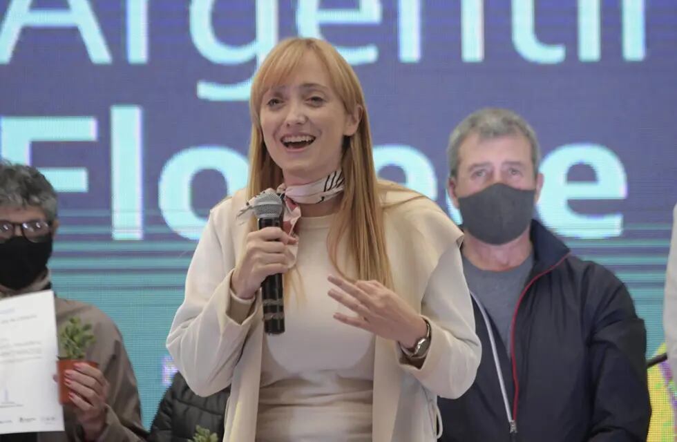 La senadora nacional Anabel Fernández Sagasti en campaña junto a jubilados y jubiladas.
