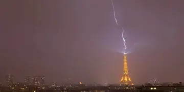 Rayo impactó sobre la Torre Eiffel