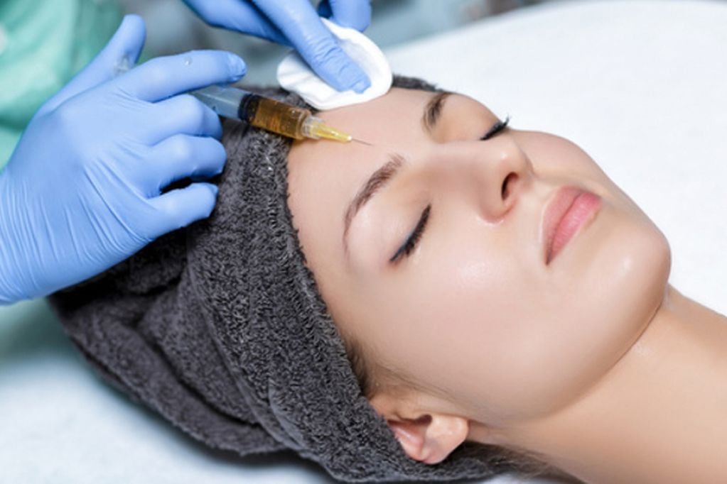Su principal indicación en dermatología es el rejuvenecimiento facial. Reduce líneas finas y mejora la textura de la piel. 