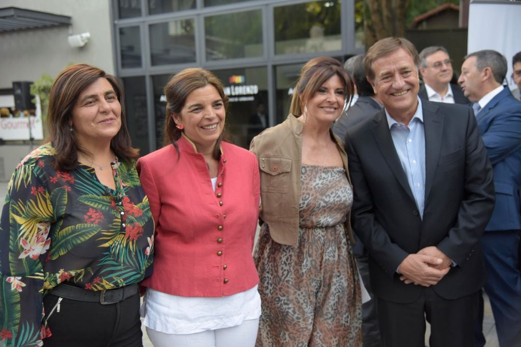 María Pía Persia (saco rosado) junto con su amiga Laura Carbonari; el gobernador Rodolfo Suárez; y Mariana Juri.