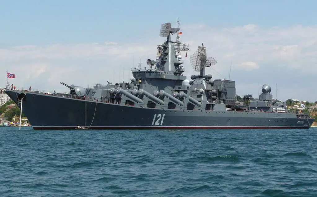 Moskva, el buque insignia de la Marina rusa, fue seriamente dañado y luego se hundió en el Mar Negro. 