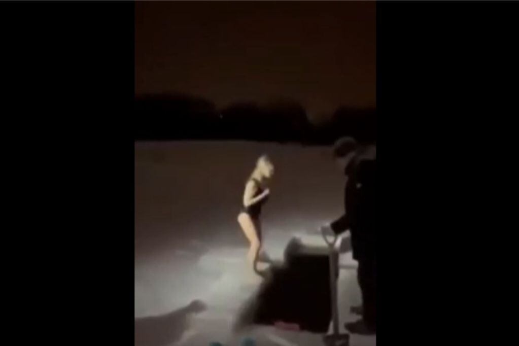 Una mujer rusa se tiró a un río en un rito religioso y la arrastró la corriente. / Foto: Captura de video