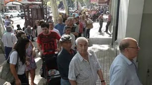  Jubilados hacen fila para cobrar el bono. Foto: Marcos García