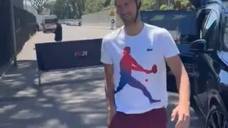 Djokovic apareció bromeando con un casco