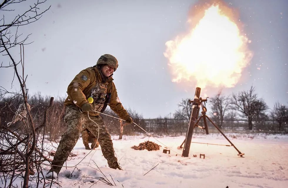 Un militar ucraniano dispara un mortero hacia las posiciones rusas en la región de Donetsk, al este de Ucrania. Foto: EFE