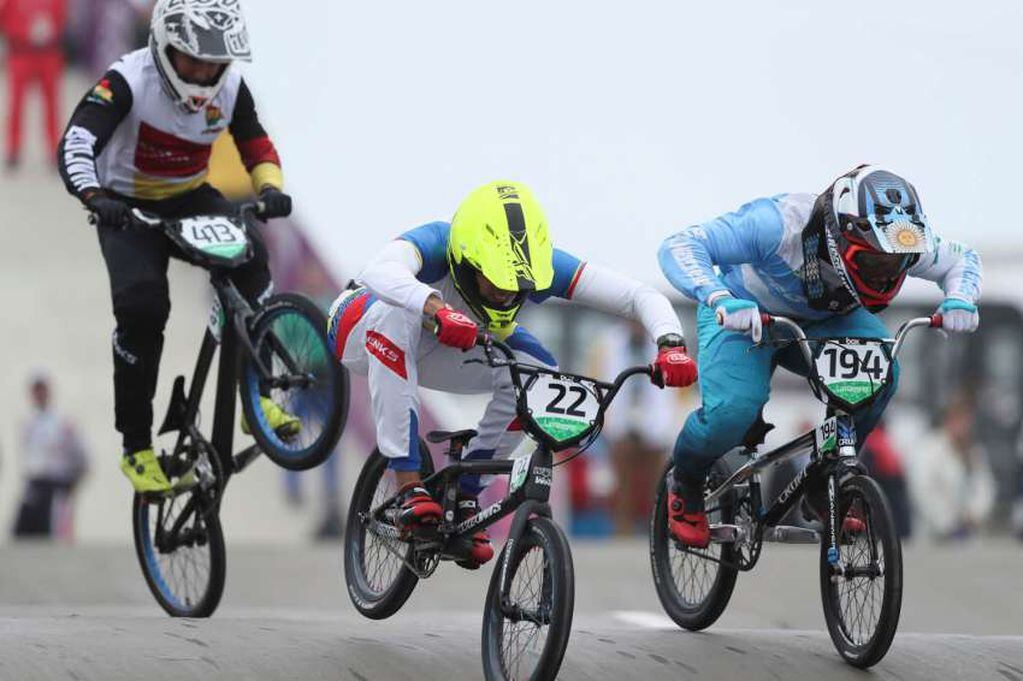 
Foto: AP | Jefferson Milano de Venezuela, Federico Villegas de Argentina, y Jaime Quintanilla de Bolivia compiten en ciclismo masculino bmx.
   