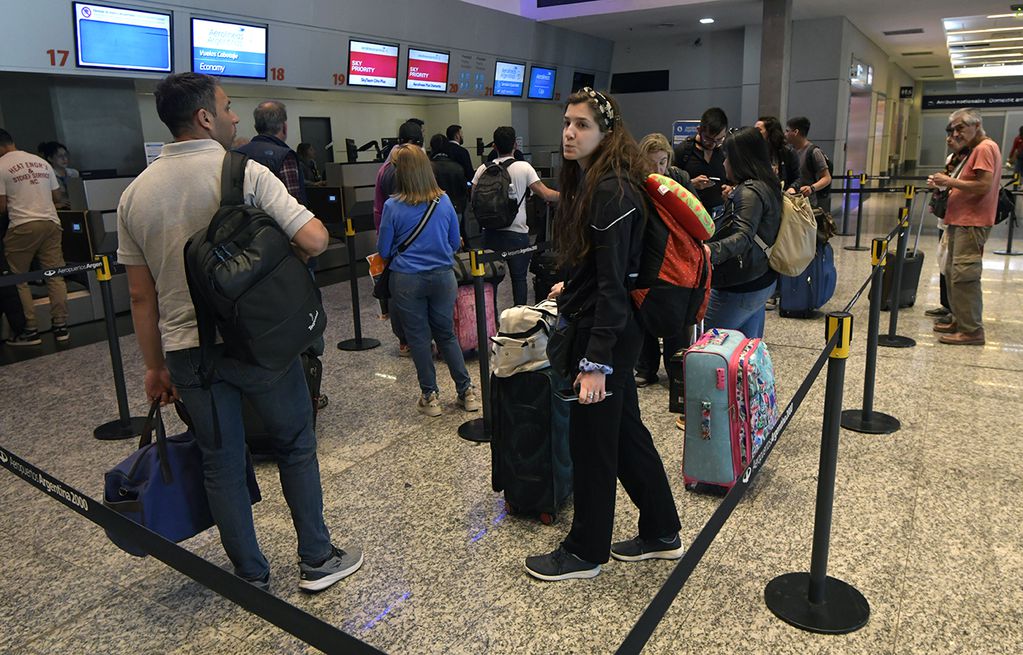 Turismo de fin de semana largo
Turistas en el aeropuerto regresan de sus vacaciones. 

Foto. Orlando Pelichotti