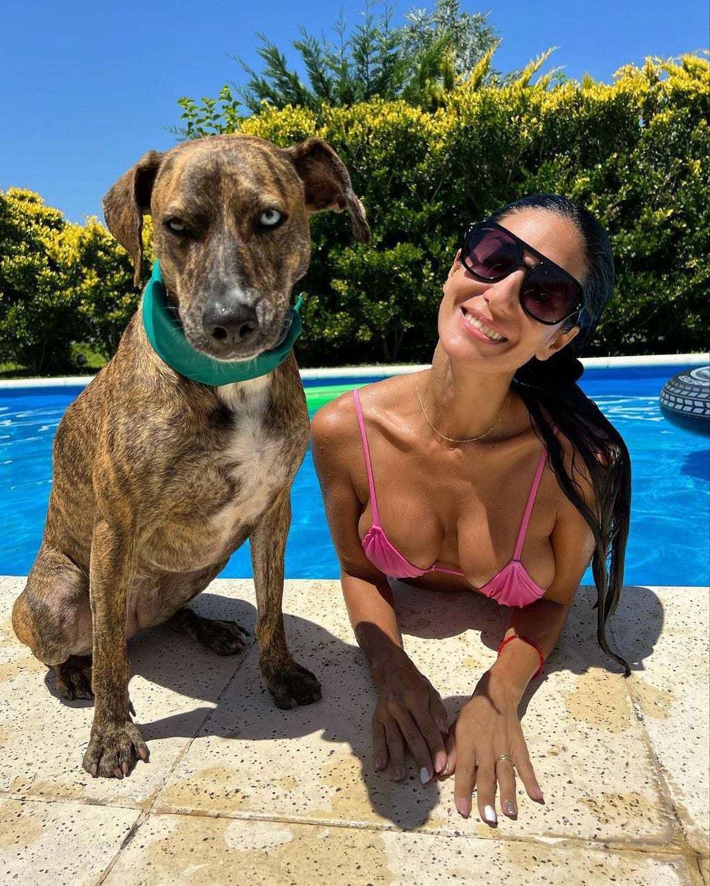 Silvina Escudero junto a su perra en la pileta.