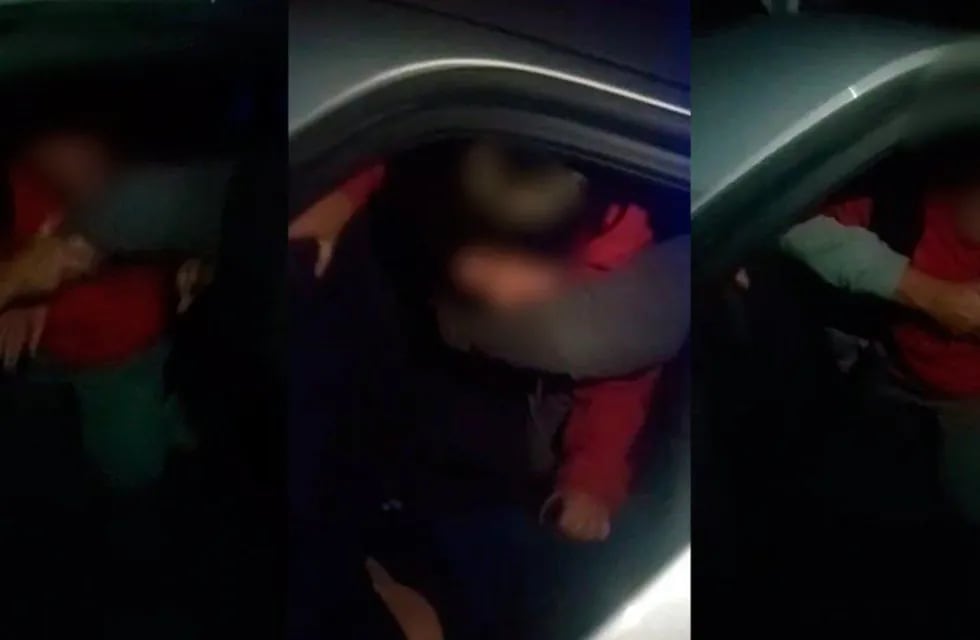 Las imágenes del niño gritando cuando la policía lo obliga a volver con su padre causó conmoción entre los vecinos que subieron el video a las redes.
