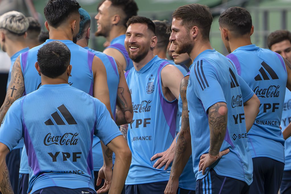 Lionel Messi (centro) durante un entrenamiento de Argentina en Beijing, el miércoles 14 de junio de 2023. (AP Foto/Mark Schiefelbein)