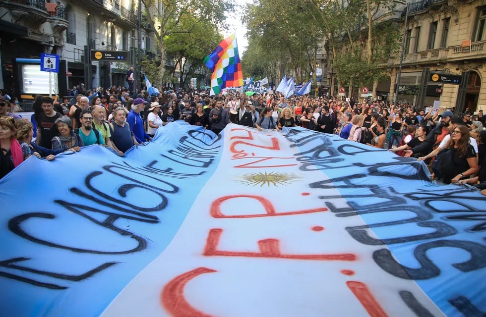Una gran bandera argentina llevan los manifestantes de la Marcha Universitaria que avanzan por la avenida de Mayo a la plaza de Mayo. Foto: NA: MARIANO SÁNCHEZ