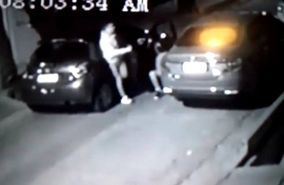 Video: 'Roba ruedas' se llevaron la cubierta de un auto en 45 segundos en Ciudad