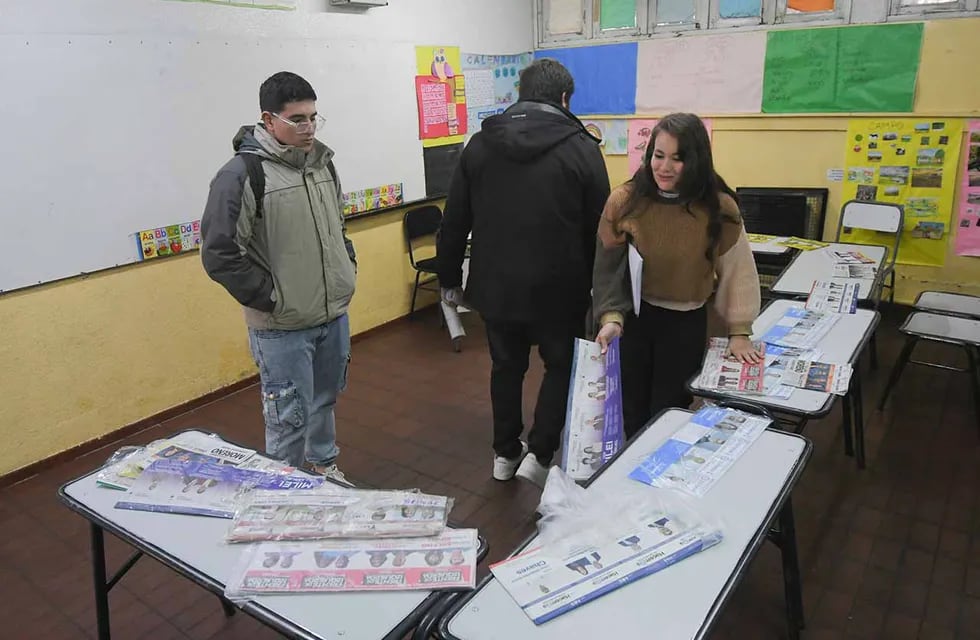 Presidentes de mesa y fiscales preparan el cuarto oscuro en la escuela Leandro Alem de Guaymallén. Foto: José Gutierrez / Los Andes