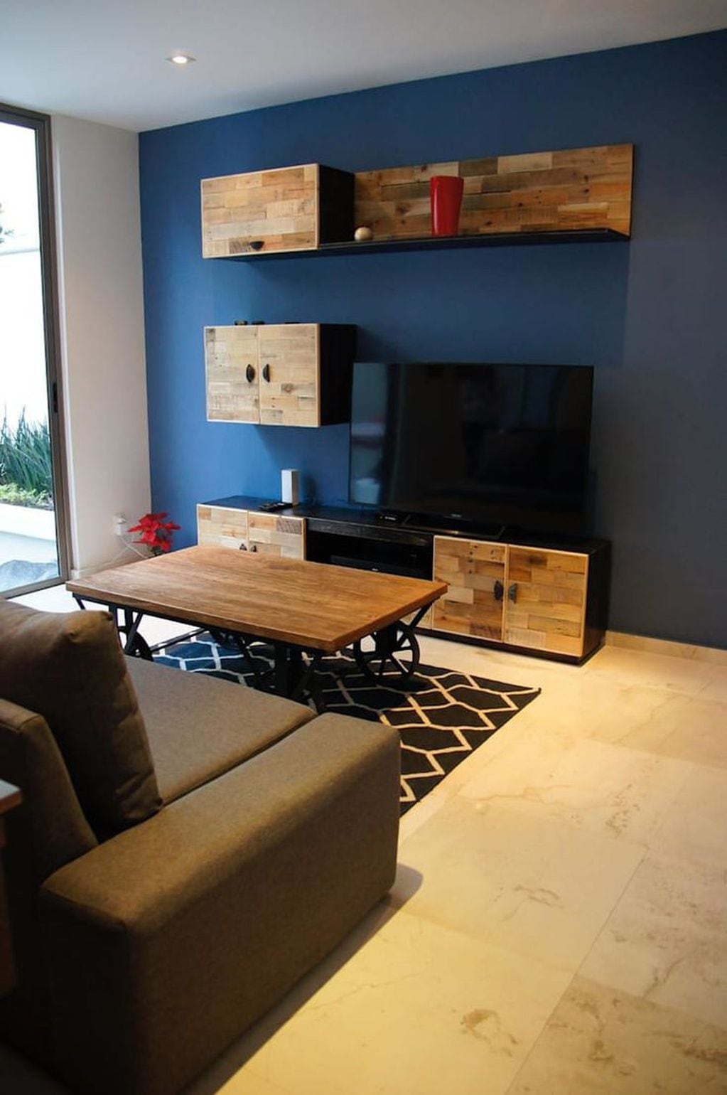 La atención de un living puede estar puesta en los muros y la combinación con muebles modernos o reciclados.