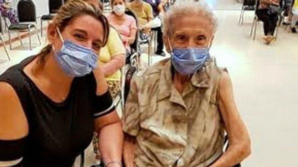Elena cumplió 100 años en pleno confinamiento y no pudo celebrarlo, ahora festeja haber recibido la vacuna.