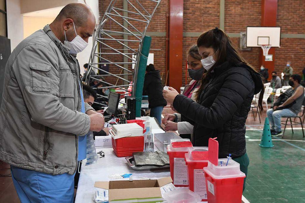 Profesionales del área de salud de Junín, en una jornada de vacunación contra el covid 19 en el polideportivo Nº 1 del departamento de Junín
Rolando  y Daniela, realizan la preparación de las vacunas