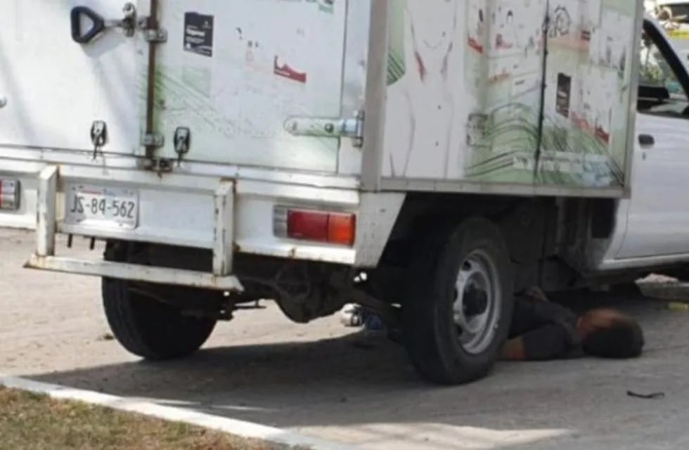 Uno de los hombres quedó atrapado debajo de la camioneta, mientras que los otros dos quedaron a los costados del vehículo.
